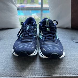 Woman’s Brooks Ghost 14 shoes size 10
